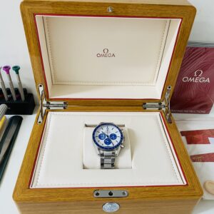 Alternative view of Omega replica speedmaster snoopy 50th anniversary