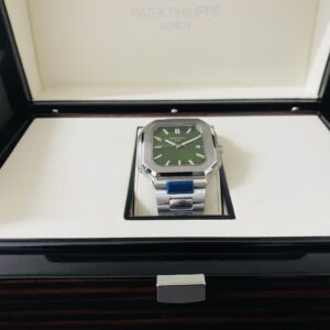 Alternative view of Patek Philippe replica cubitus 5821 green dial