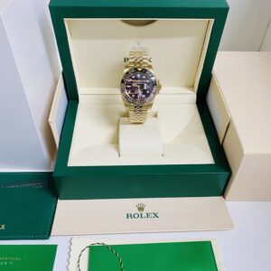 Alternative view of Rolex replica GMT Master II 126718GRNR occhio di tigre